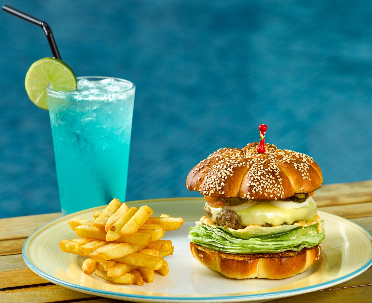 أواسيز بول آند بار