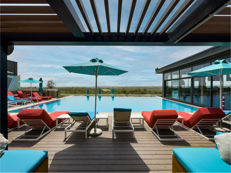 ليفل 5 روفتوب بول آند بار